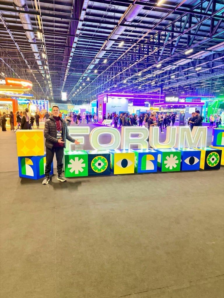 Fundador da VoaPet, produto da Veler, ao lado do letreiro FORUM no Fórum E-Commerce Brasil 2026, no Distrito Anhembi em São Paulo